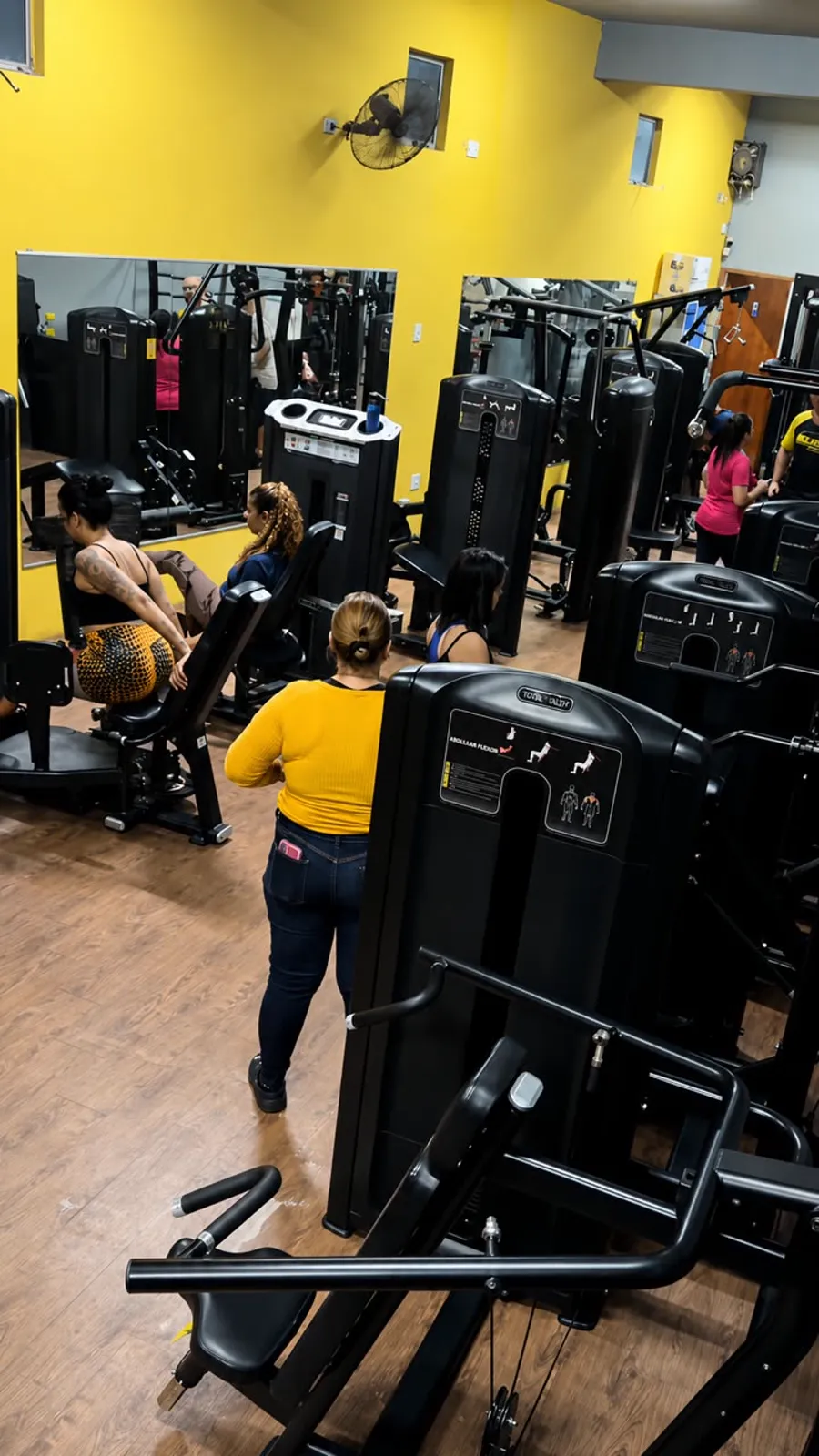 Área de musculação e pesos livres da Recanto Fitness