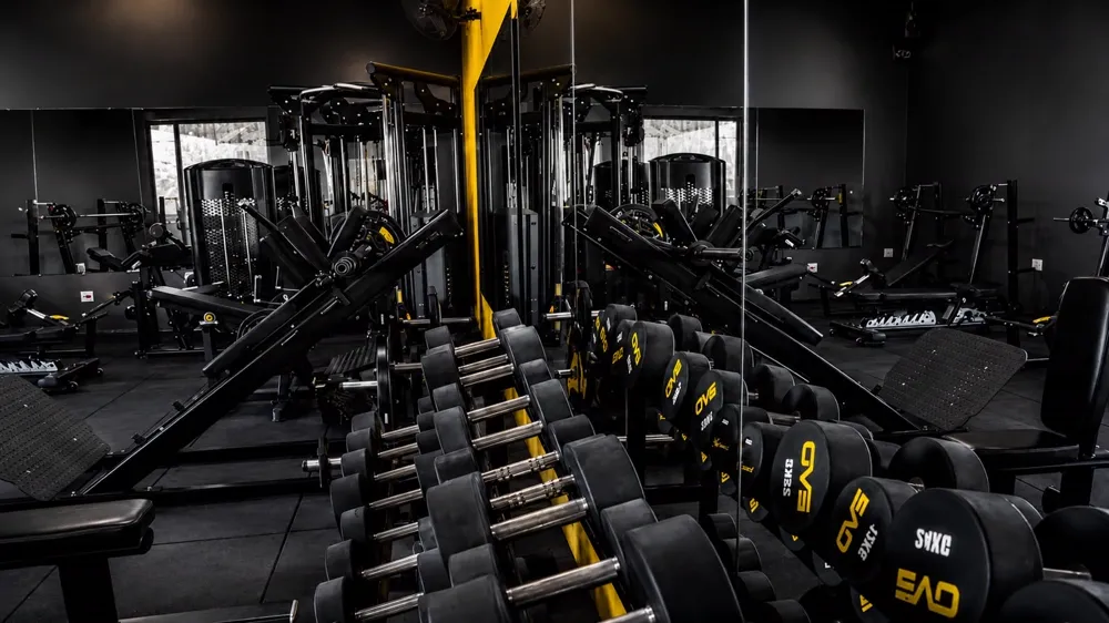 Área de pesos livres da Recanto Fitness